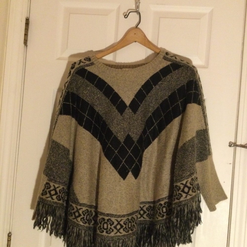 Rafaella weekend women’s poncho, size Large, excellent used condition!